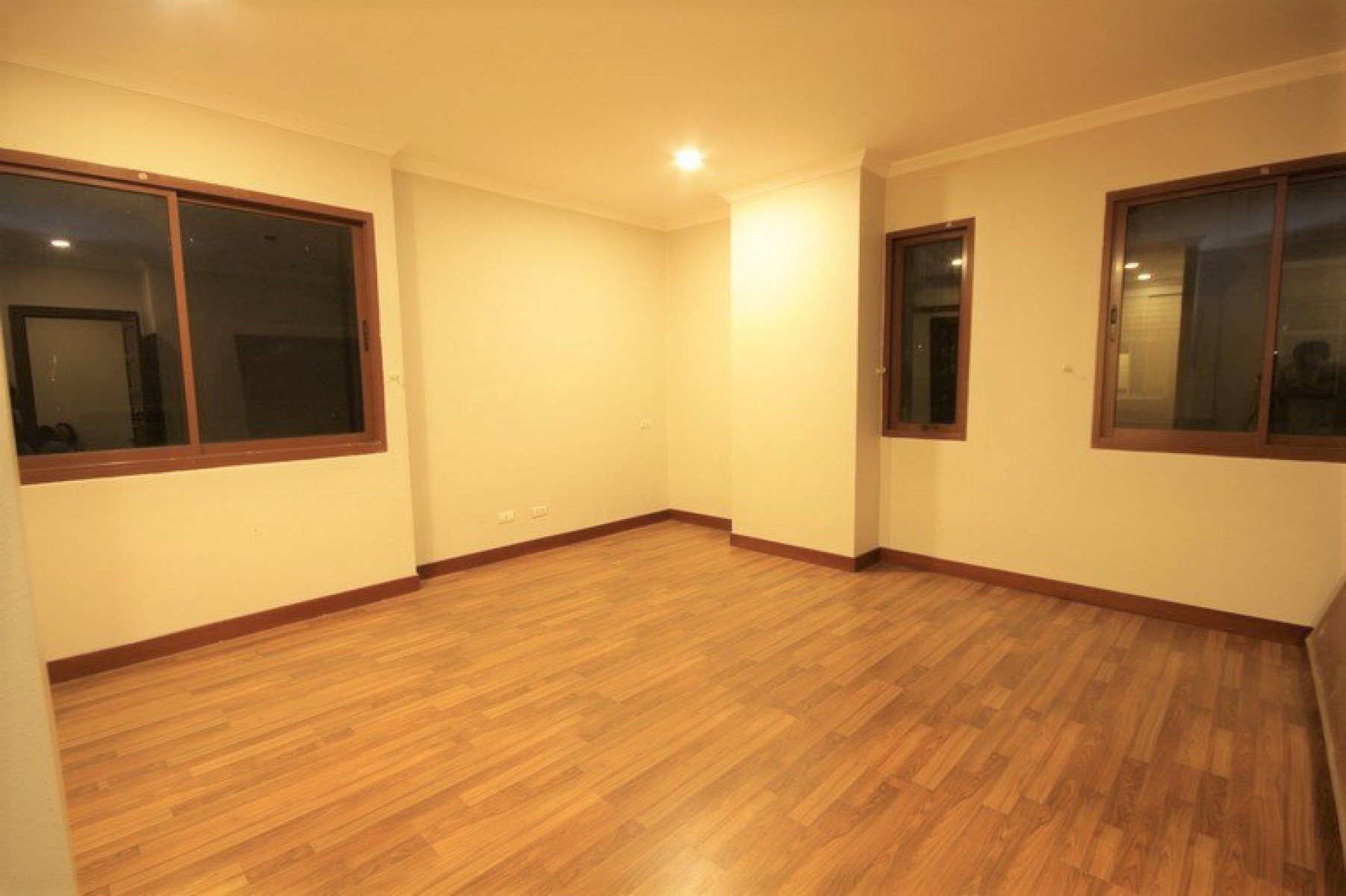 กลางกรุงรีสอร์ท  รัชดา ห้องใหญ่ 2 ห้องนอน 71 ตร.ม. เพียง 5.3 ลบ.