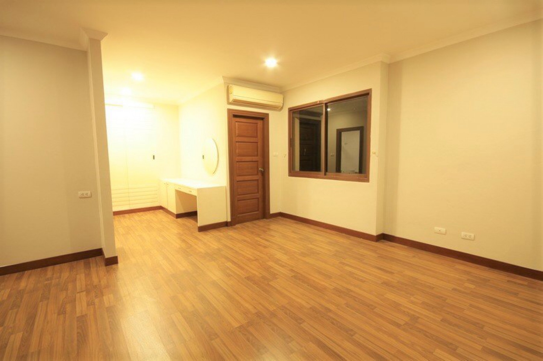 กลางกรุงรีสอร์ท  รัชดา ห้องใหญ่ 2 ห้องนอน 71 ตร.ม. เพียง 5.3 ลบ.